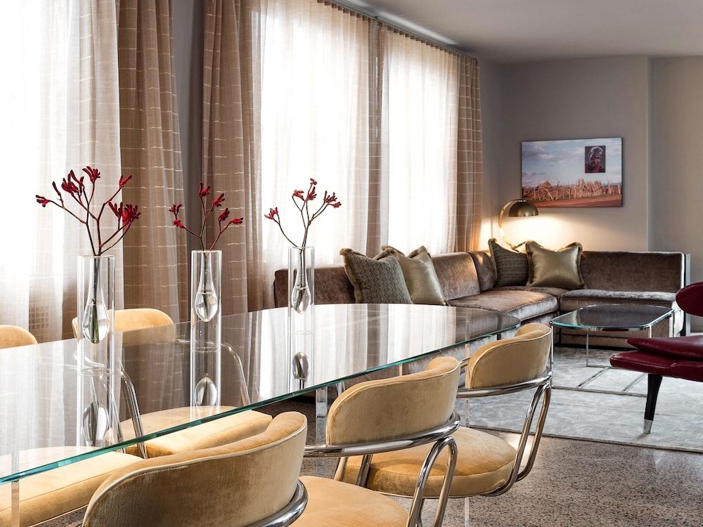 Suite (21C)