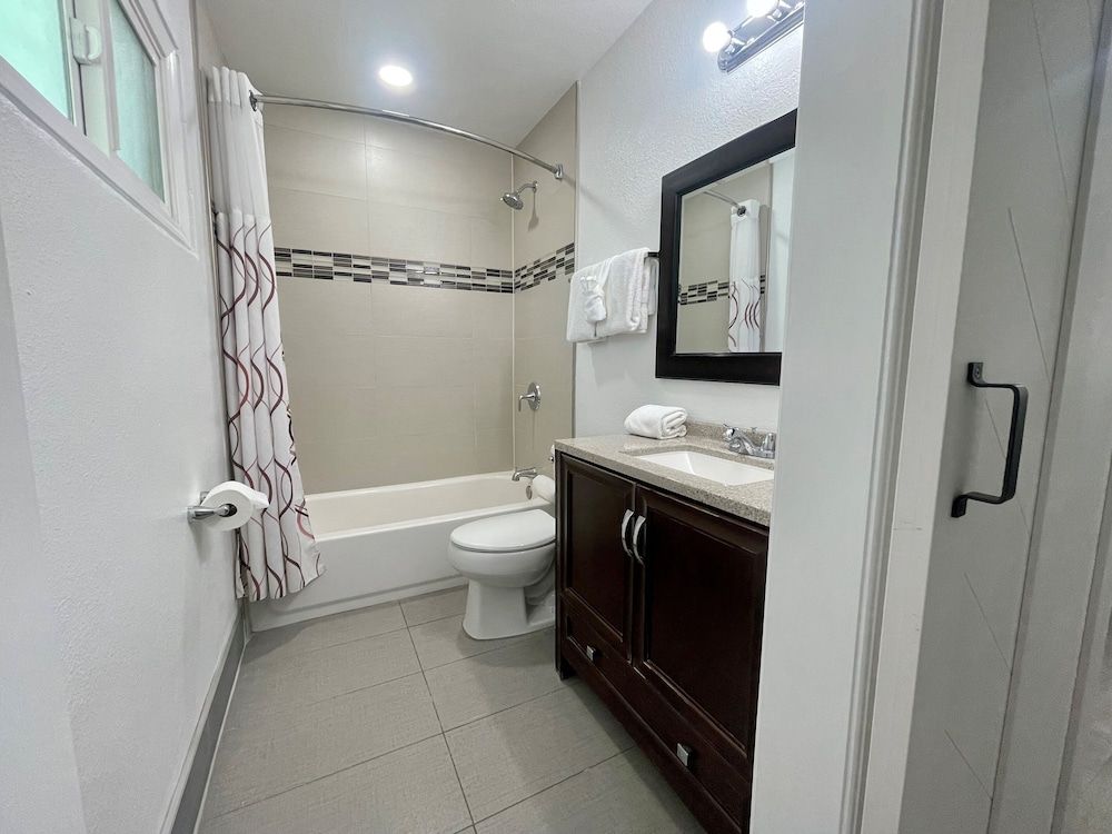 Budget Inn Lompoc Premium Double Room 5