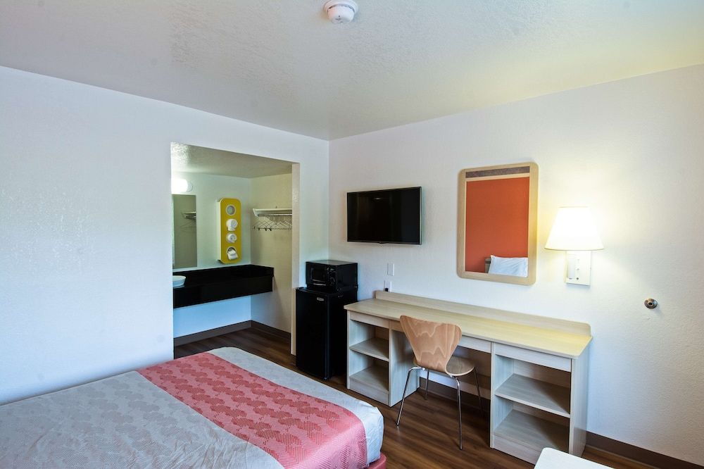 Motel 6 Redding, CA - South Deluxe Room, 2 Queen Beds, Non Smoking, Refrigerator & Microwave 4