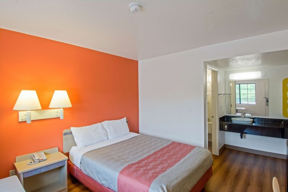 Motel 6 Redding, CA - South Standard Room, 1 Queen Bed, Accessible, Non Smoking 3