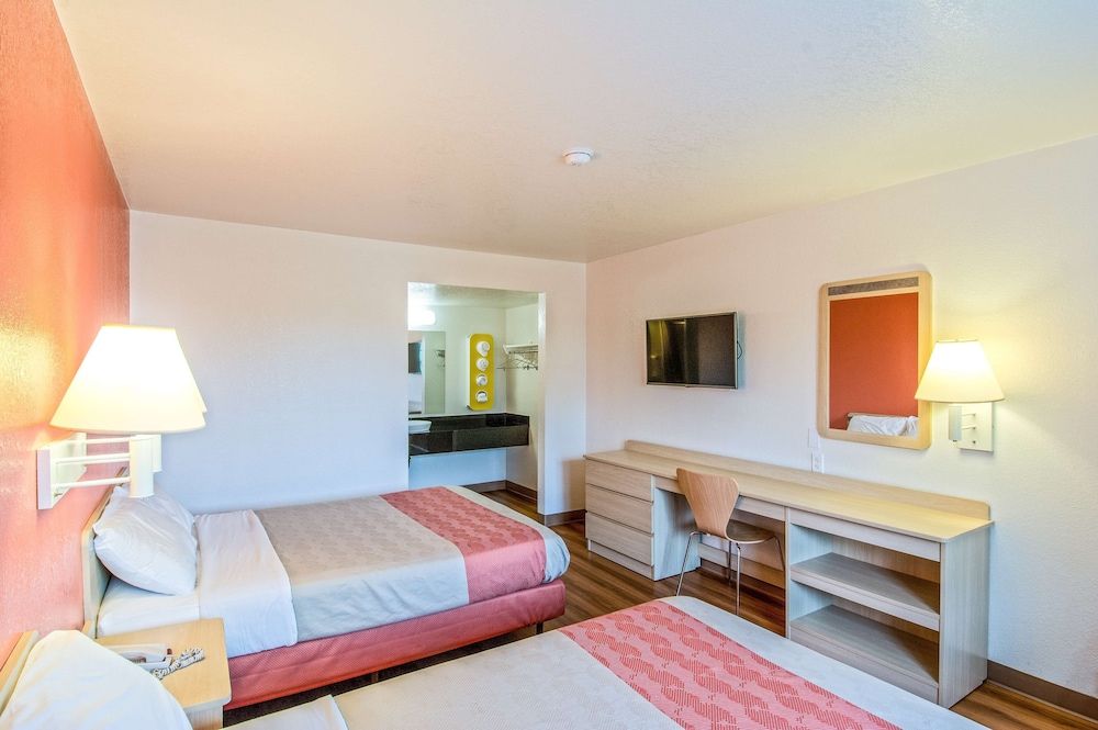 Motel 6 Redding, CA - South Deluxe Room, 2 Queen Beds, Non Smoking, Refrigerator & Microwave 3