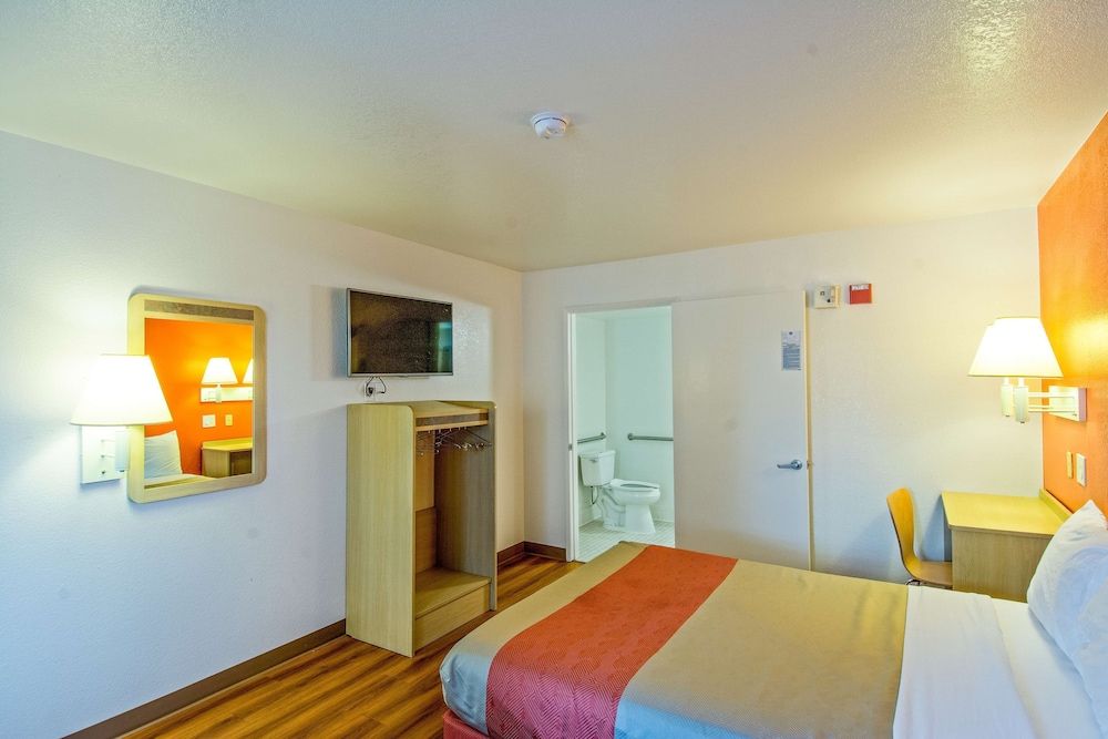 Motel 6 Redding, CA - South Standard Room, 1 Queen Bed, Accessible, Non Smoking