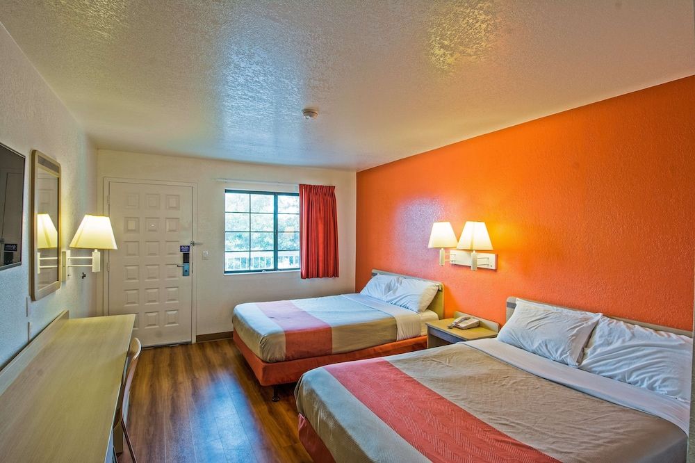 Motel 6 Redding, CA - South Deluxe Room, 2 Queen Beds, Non Smoking, Refrigerator & Microwave 2