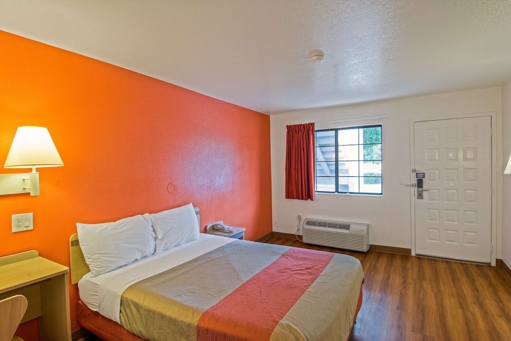 Motel 6 Redding, CA - South Standard Room, 1 Queen Bed, Accessible, Non Smoking 2