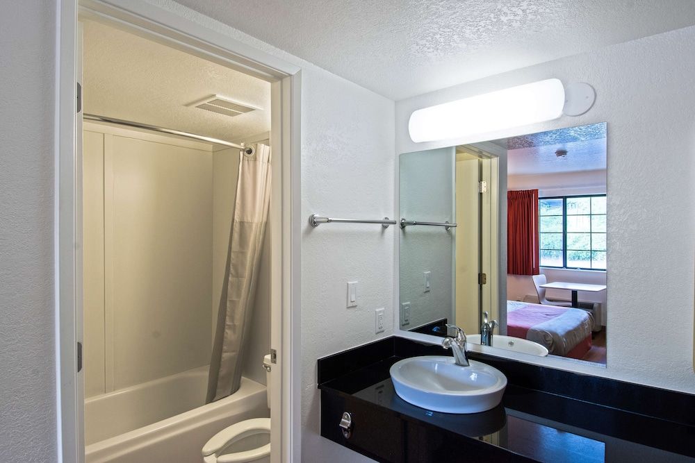 Motel 6 Redding, CA - South Deluxe Room, 2 Queen Beds, Non Smoking, Refrigerator & Microwave 5