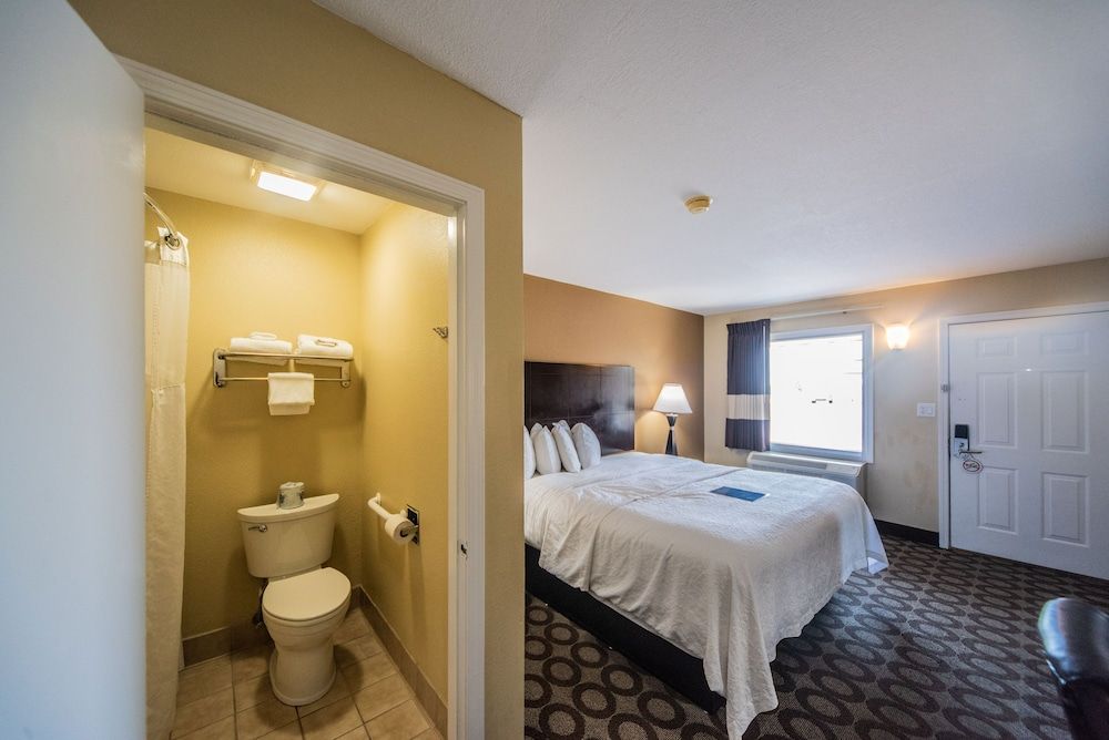 Relax Inn & Suites Standard Room, 1 King Bed, Non Smoking (No Pets) 5