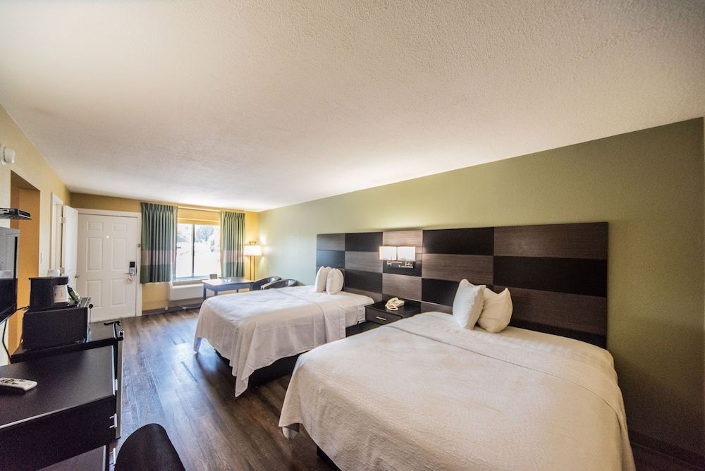 Relax Inn & Suites Deluxe Room, 2 Queen Beds, Smoking 3