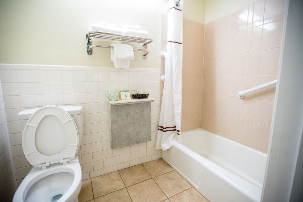 Relax Inn & Suites Deluxe Room, 2 Queen Beds, Smoking 9