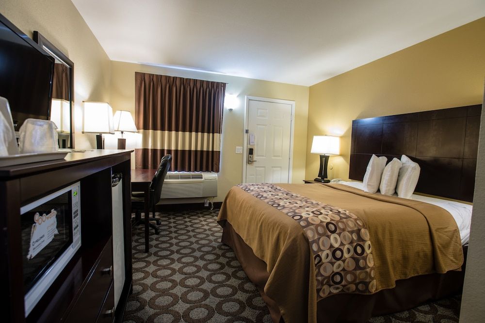 Standard Room, 1 Queen Bed, Non Smoking (No Pets)