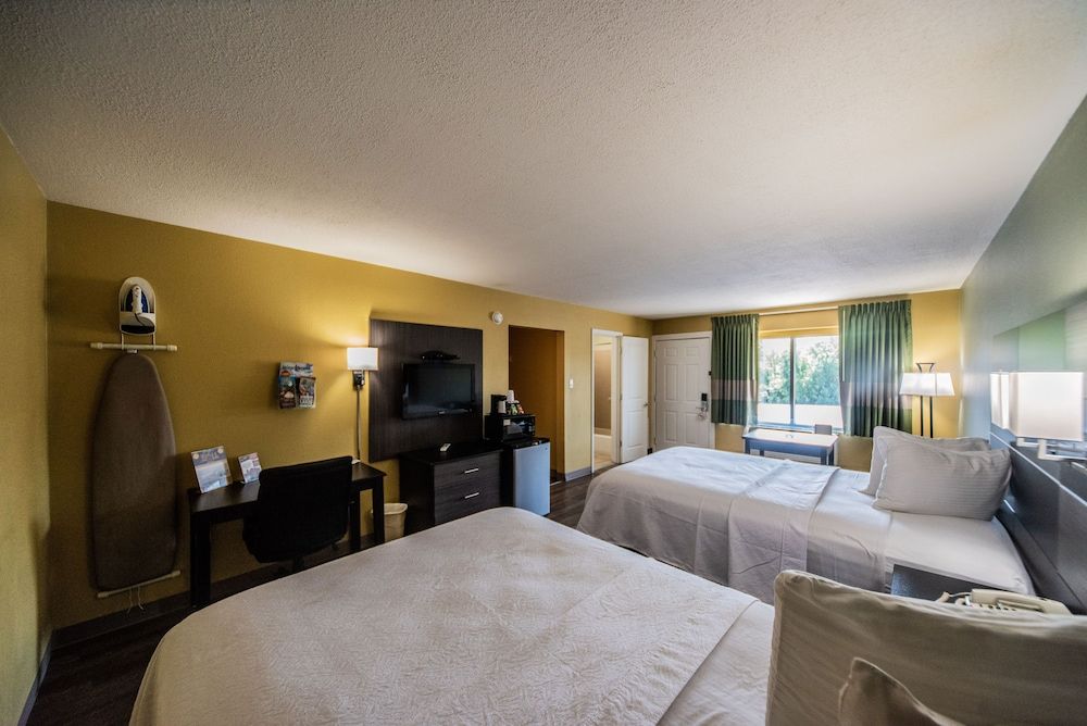 Relax Inn & Suites Deluxe Room, 2 Queen Beds, Smoking 4