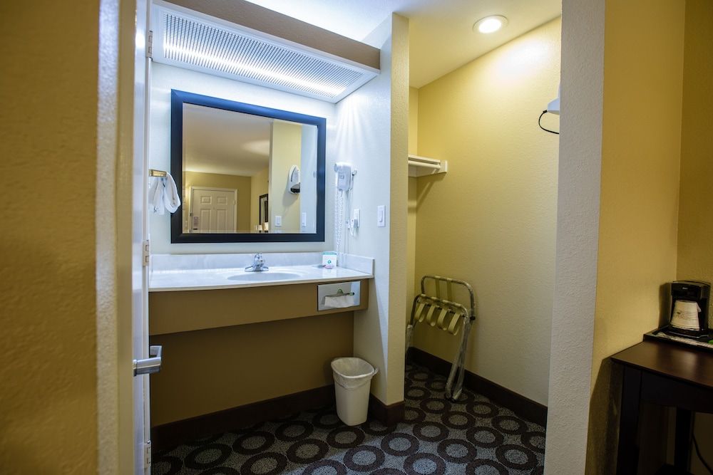 Relax Inn & Suites Standard Room, 1 King Bed, Non Smoking (No Pets) 7