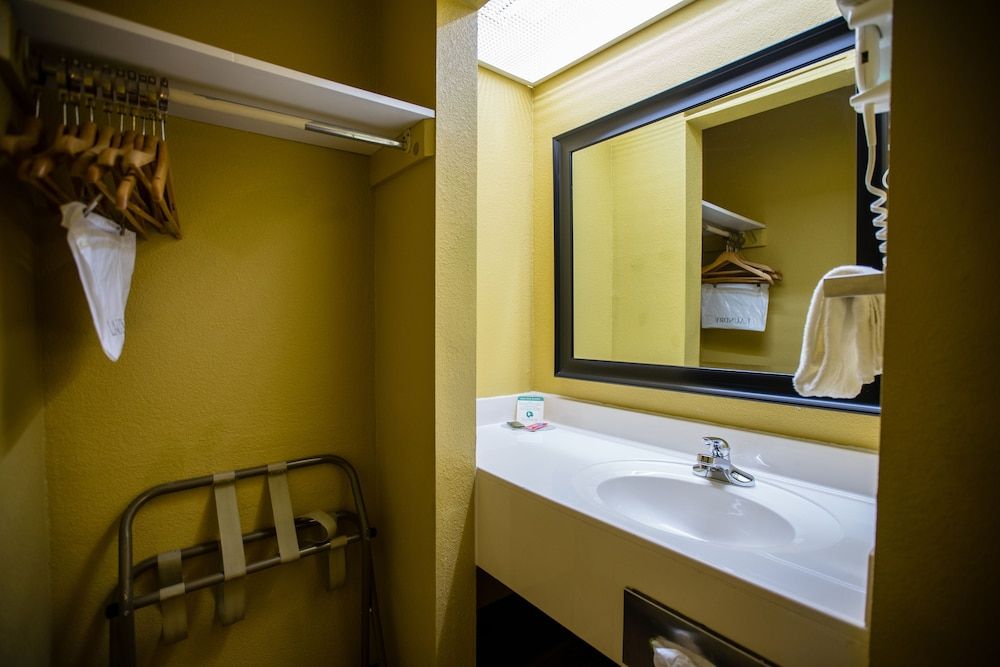 Relax Inn & Suites Deluxe Room, 2 Queen Beds, Non Smoking 8