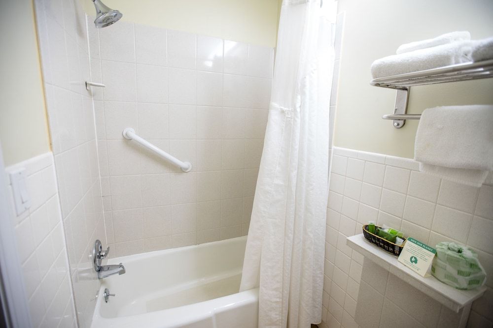 Relax Inn & Suites Deluxe Room, 2 Queen Beds, Non Smoking 9