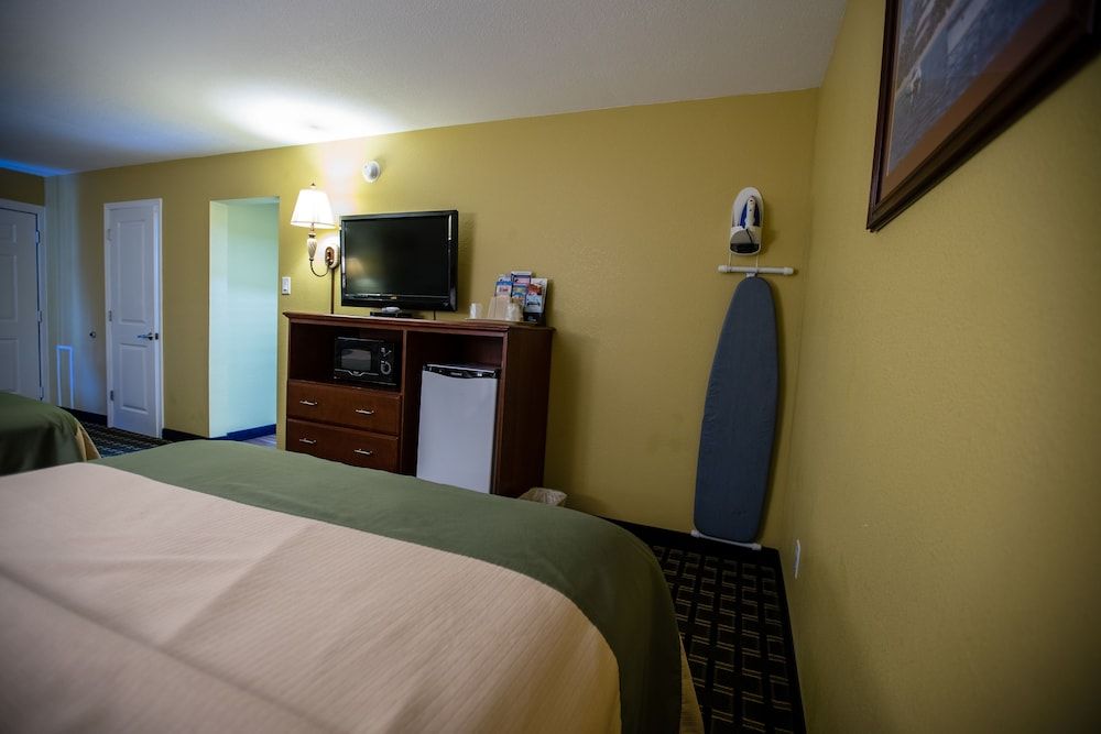 Relax Inn & Suites Deluxe Room, 2 Queen Beds, Non Smoking 6