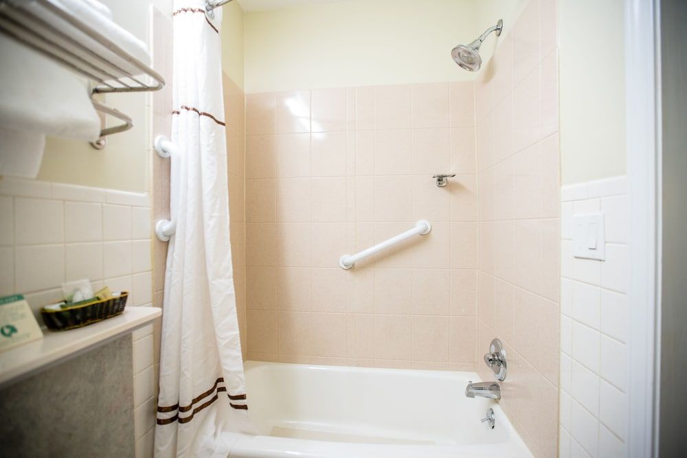 Relax Inn & Suites Deluxe Room, 2 Queen Beds, Smoking 8