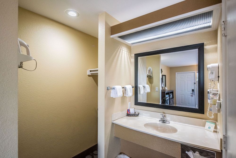 Relax Inn & Suites Standard Room, 1 King Bed, Non Smoking (No Pets) 6