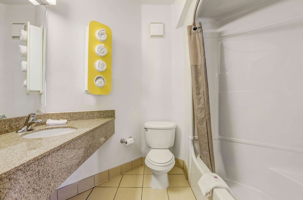 Motel 6 Lemoore, CA Standard Room, 1 Queen Bed, Accessible, Non Smoking 4