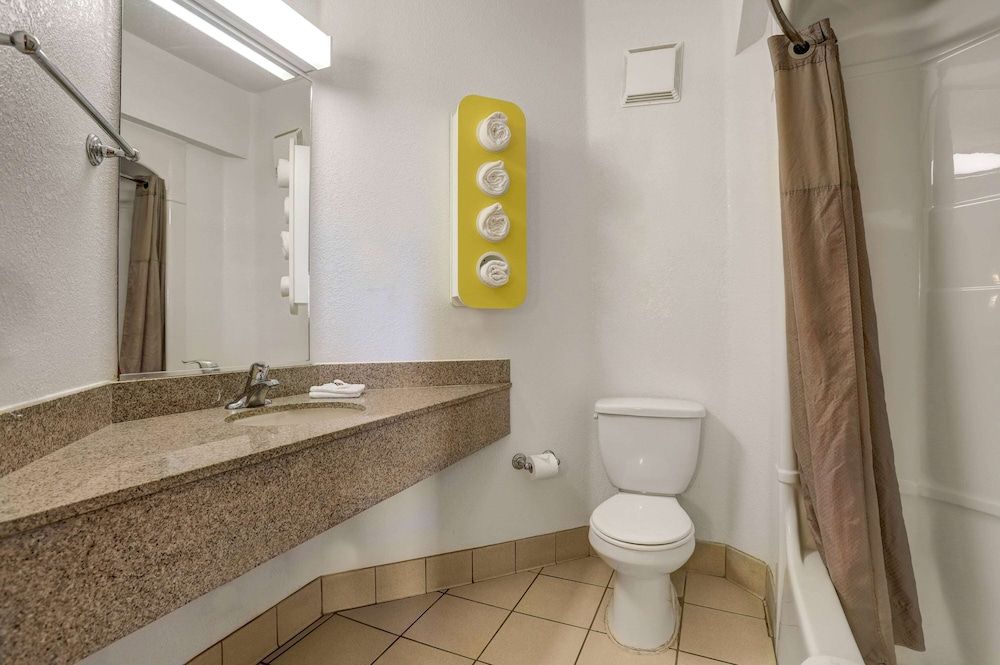 Motel 6 Lemoore, CA Standard Room, 2 Double Beds, Non Smoking 4