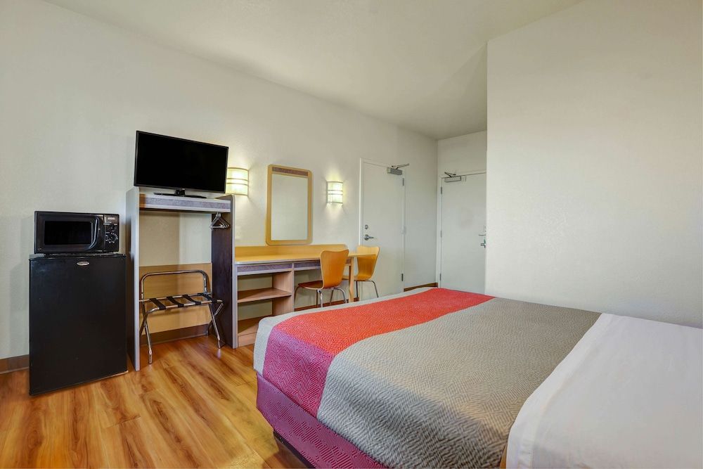 Motel 6 Lemoore, CA Standard Room, 1 Queen Bed, Accessible, Non Smoking 2