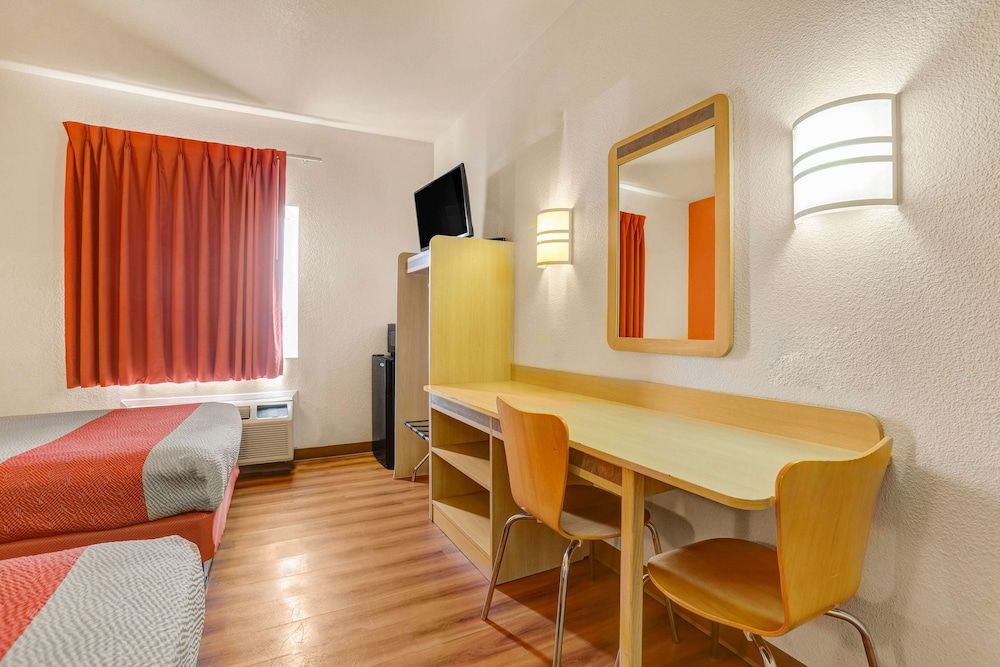 Motel 6 Lemoore, CA Standard Room, 2 Double Beds, Non Smoking 3