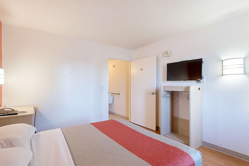 Motel 6 Mcallen, TX Deluxe Room, 1 Double Bed, Accessible, Non Smoking 2