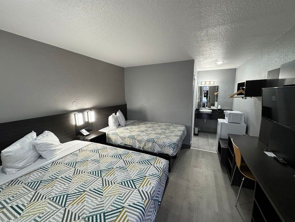 Deluxe Room, 1 Queen Bed, Non Smoking, Refrigerator & Microwave