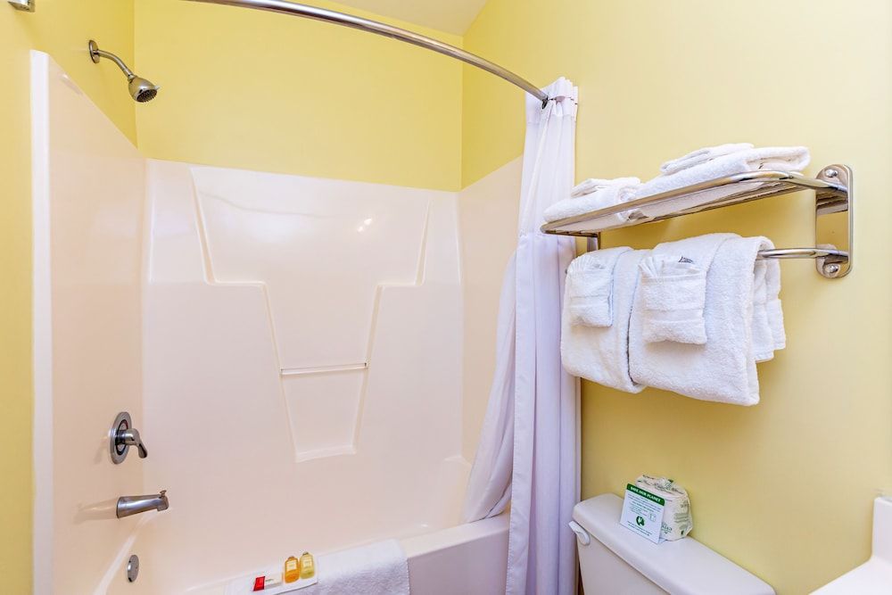 Topsail Shores Inn Standard Room, 1 King Bed 6