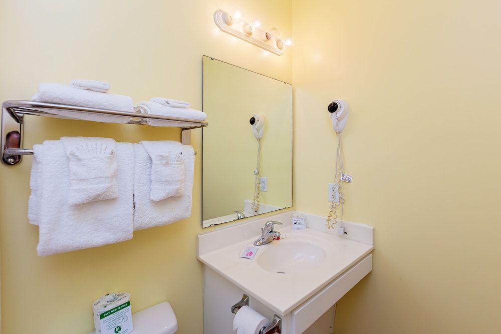 Topsail Shores Inn Standard Room, 1 King Bed 5