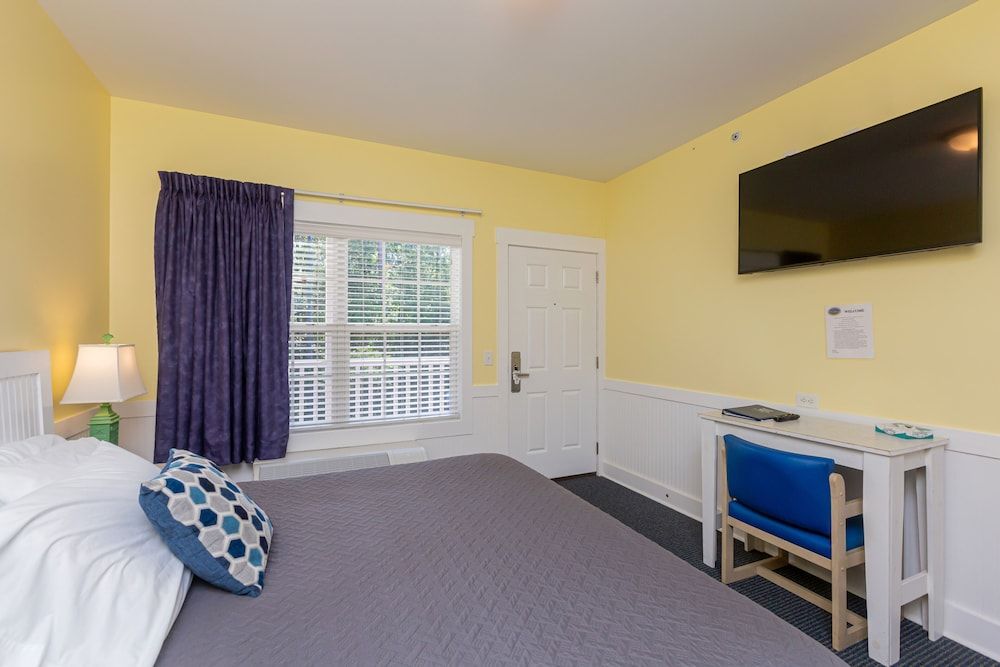 Topsail Shores Inn Standard Room, 1 King Bed 7