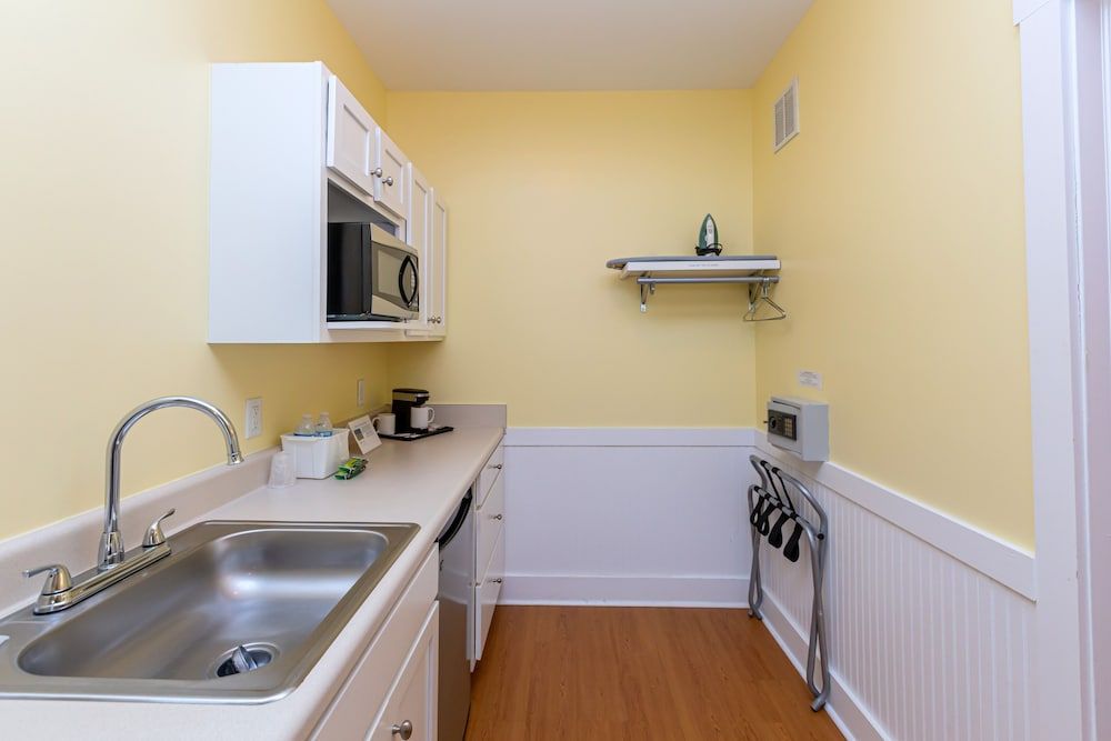 Topsail Shores Inn Standard Room, 1 King Bed 3