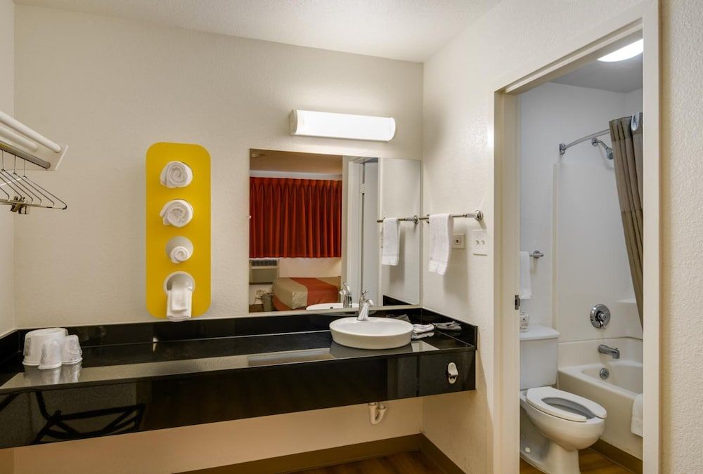 Motel 6 Schiller Park, IL - Chicago O'Hare Premium Room, 1 Queen Bed, Non Smoking, Refrigerator 3