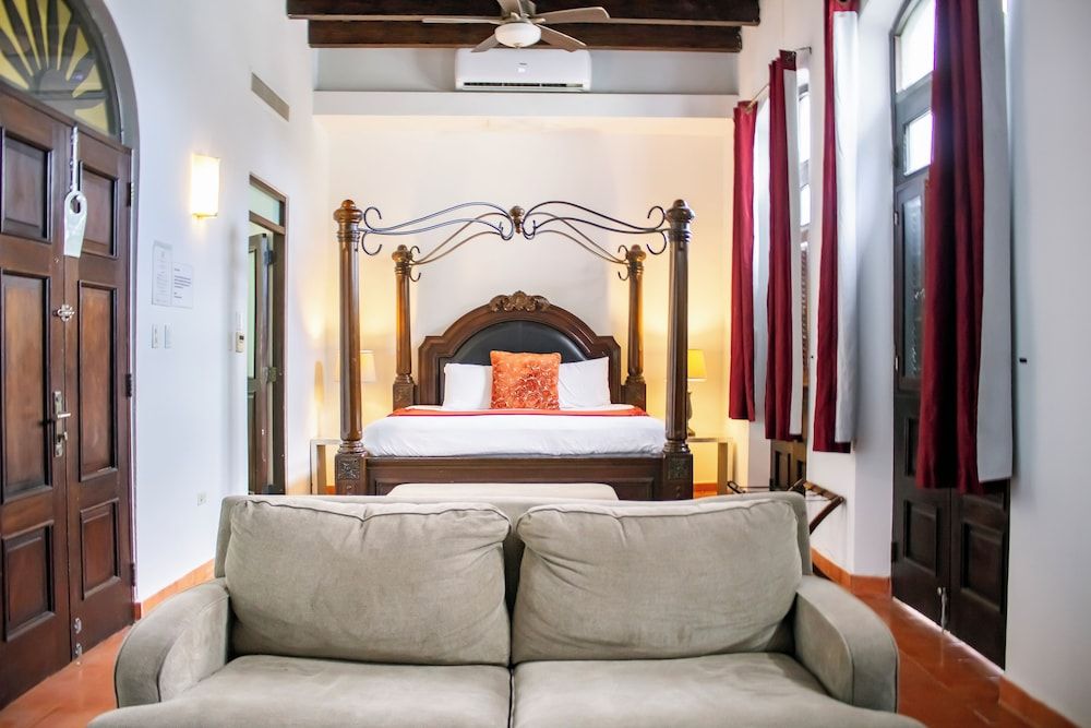 Deluxe Suite, 1 King Bed, Balcony
