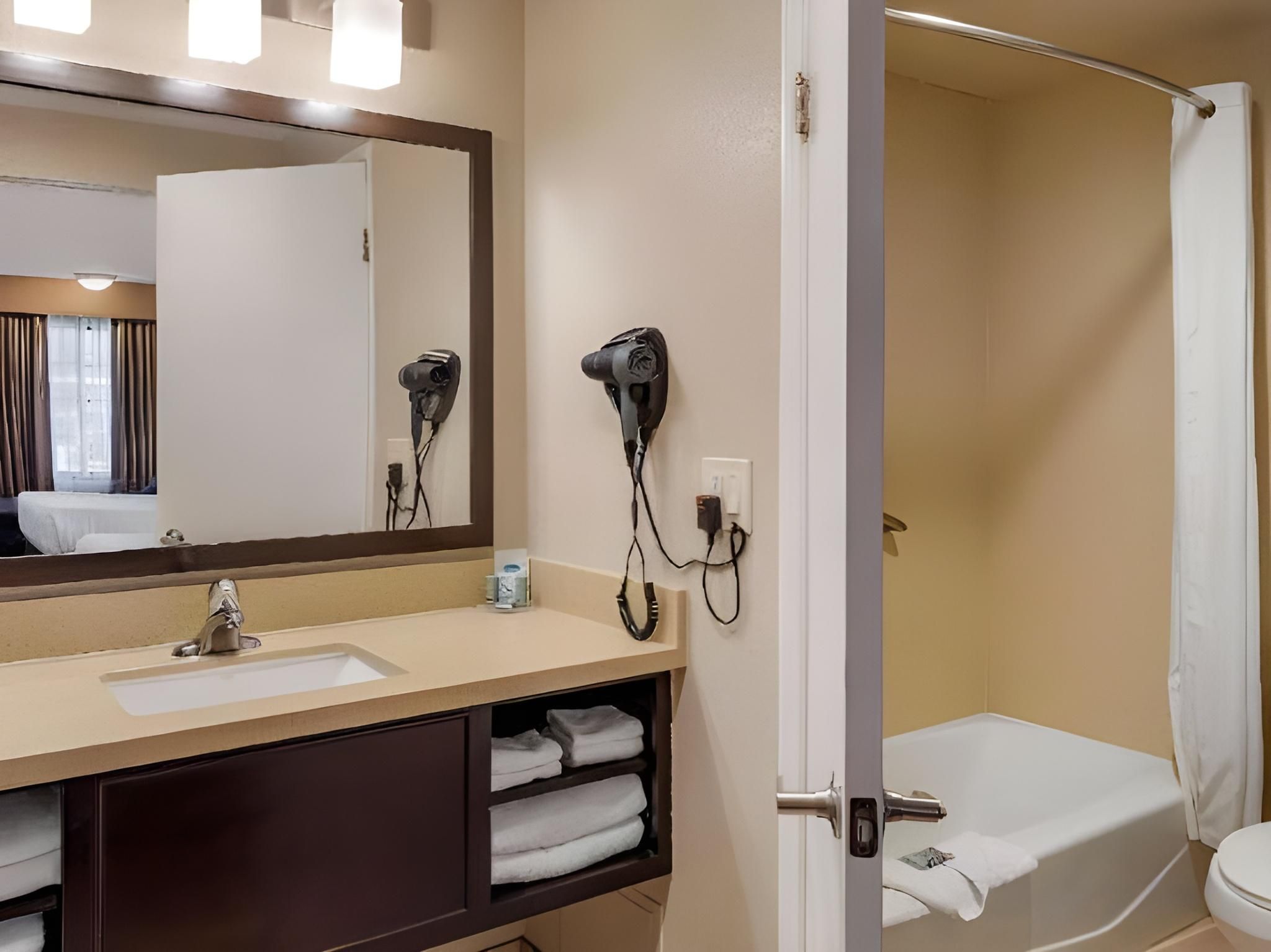 Accessibility - 2 Queen, Roll-in Shower, Nonsmoking