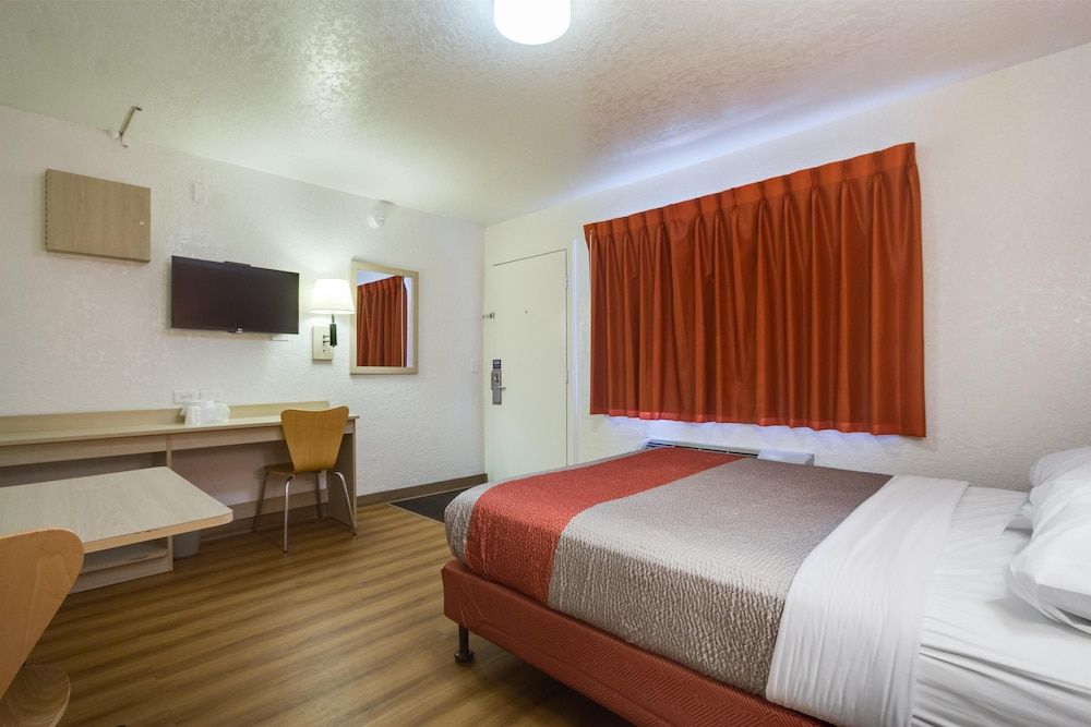 Deluxe Room, 1 Queen Bed, Non Smoking, Refrigerator & Microwave