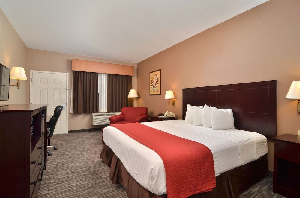 Standard Room, 1 King Bed, Accessible, Non Smoking