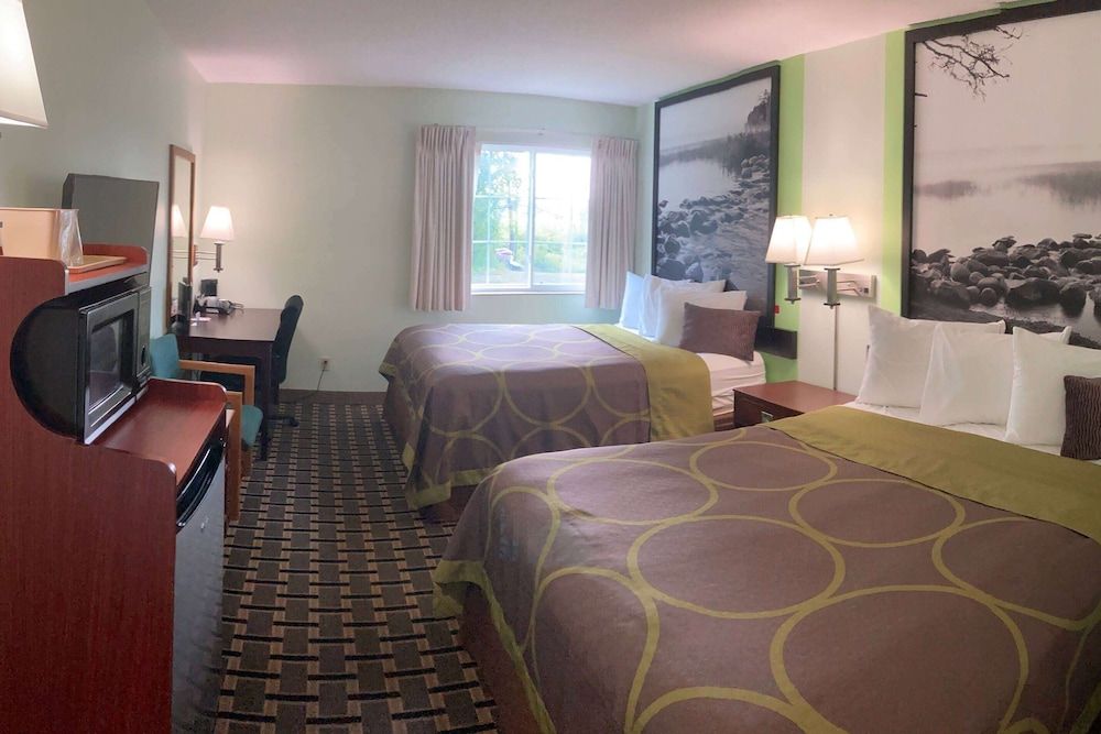 Room, 2 Queen Beds, Non Smoking, Partial Lake View