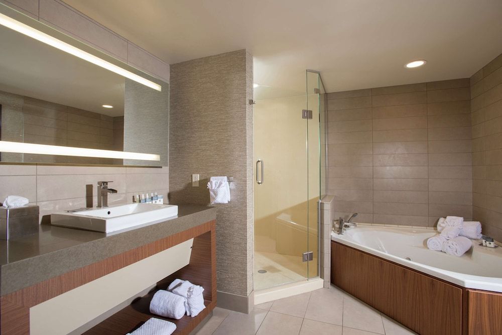 Suite, 1 King Bed, Balcony