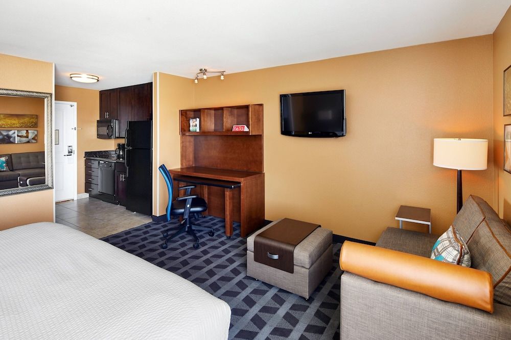 Studio Suite, 1 King Bed with Sofa bed, Non Smoking