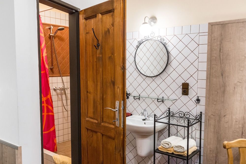 Mila Apartments Classic Room, 2 Twin Beds, Ensuite (Shared Kitchenette) 3