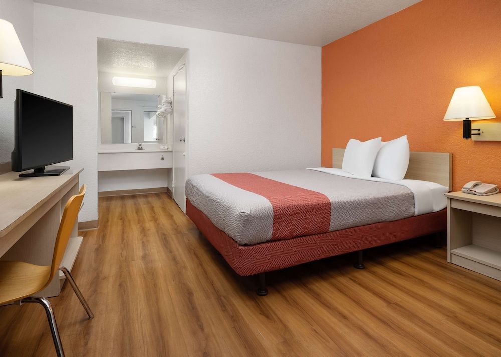 Premium Room, 1 Queen Bed, Non Smoking, Refrigerator