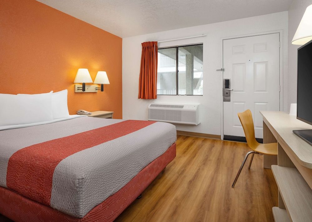 Premium Room, 1 Queen Bed, Non Smoking, Refrigerator