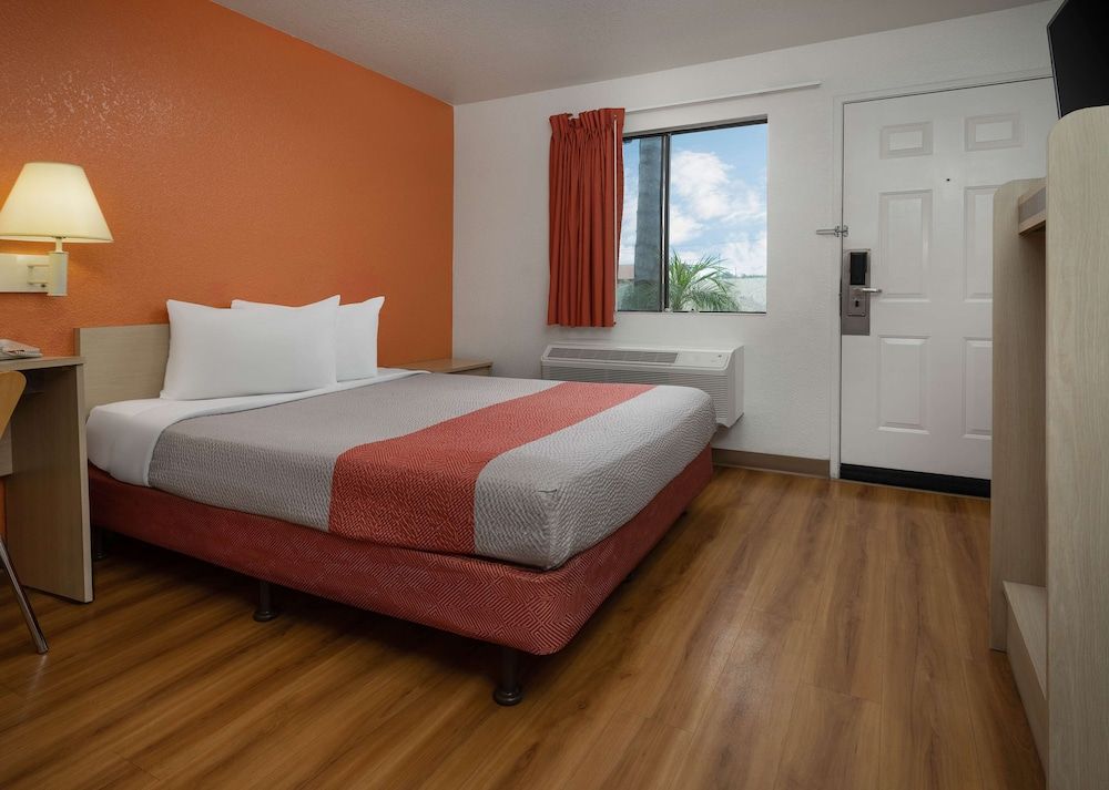 Standard Room, 1 Queen Bed, Non Smoking