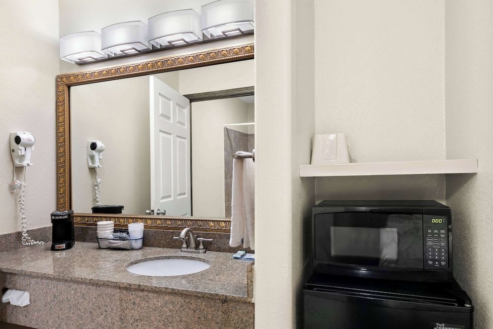 Best Western George West Executive Inn Standard Room, 2 Queen Beds, Smoking, Refrigerator & Microwave 4