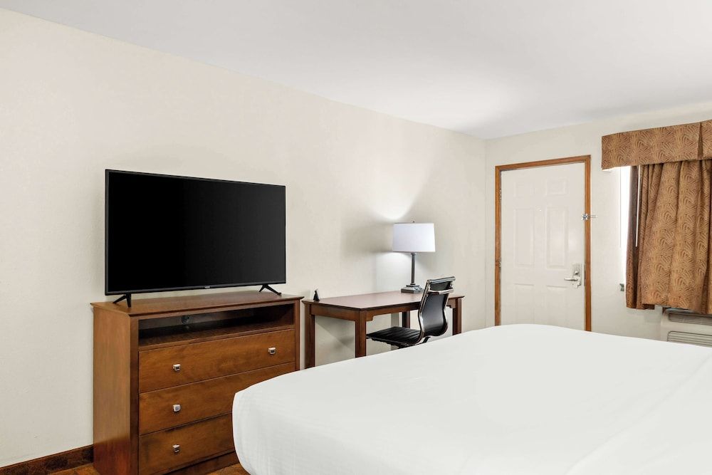 Best Western George West Executive Inn Standard Room, 1 King Bed, Smoking, Refrigerator & Microwave 3
