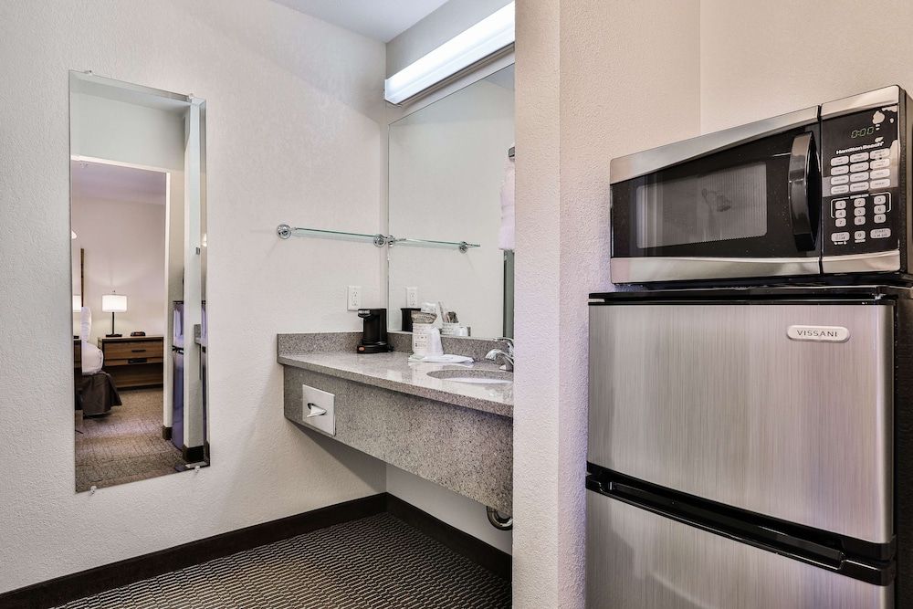 Best Western Mountain View Inn Suite, 1 King Bed with Sofa bed, Non Smoking, Refrigerator & Microwave (with Sofabed) 4