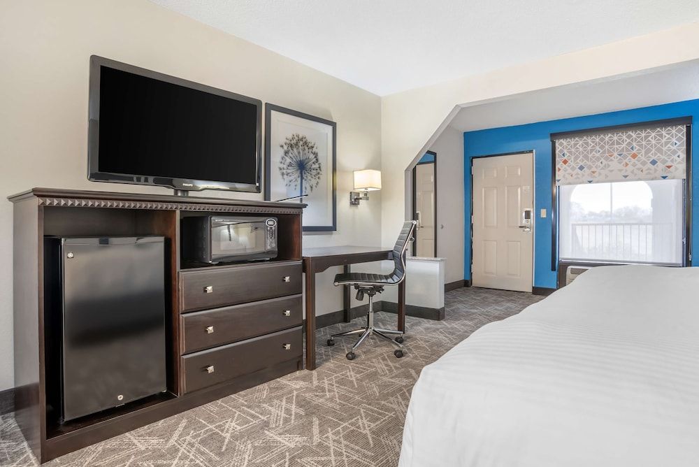 Best Western Andalusia Inn Suite, 1 King Bed, Non Smoking, Refrigerator & Microwave 3