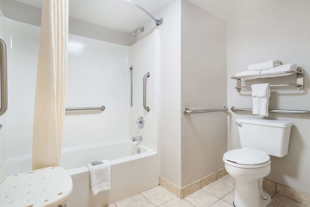 Best Western Andalusia Inn Standard Room, 1 King Bed, Accessible, Refrigerator & Microwave 3