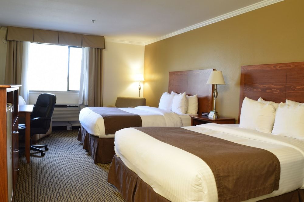 Best Western Tumwater-Olympia Inn Standard Room, 2 Queen Beds, Non Smoking, Refrigerator & Microwave (Pet Friendly) 4