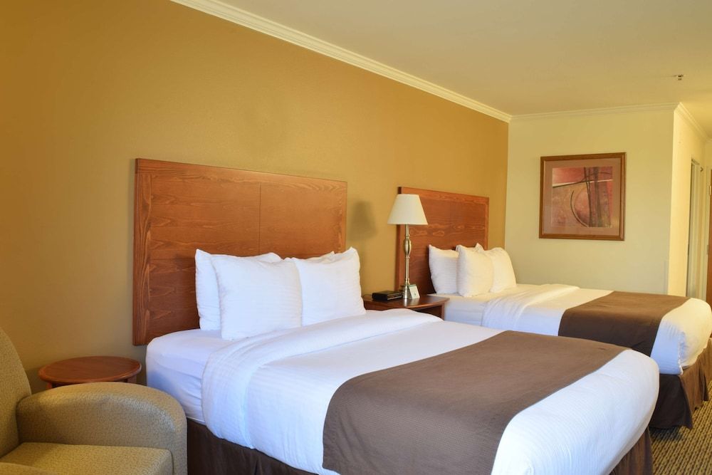 Best Western Tumwater-Olympia Inn Standard Room, 2 Queen Beds, Non Smoking, Refrigerator & Microwave (Pet Friendly) 5
