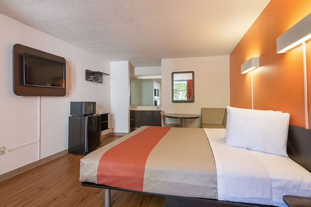 Motel 6 Newnan, GA Deluxe Room, 1 King Bed, Non Smoking, Refrigerator & Microwave 2